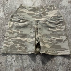 Alphalete Surface Power Short - Silver Camo